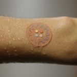 発汗モニタリングのために皮膚に付着できる柔軟なマイクロ流体デバイスに関する研究
